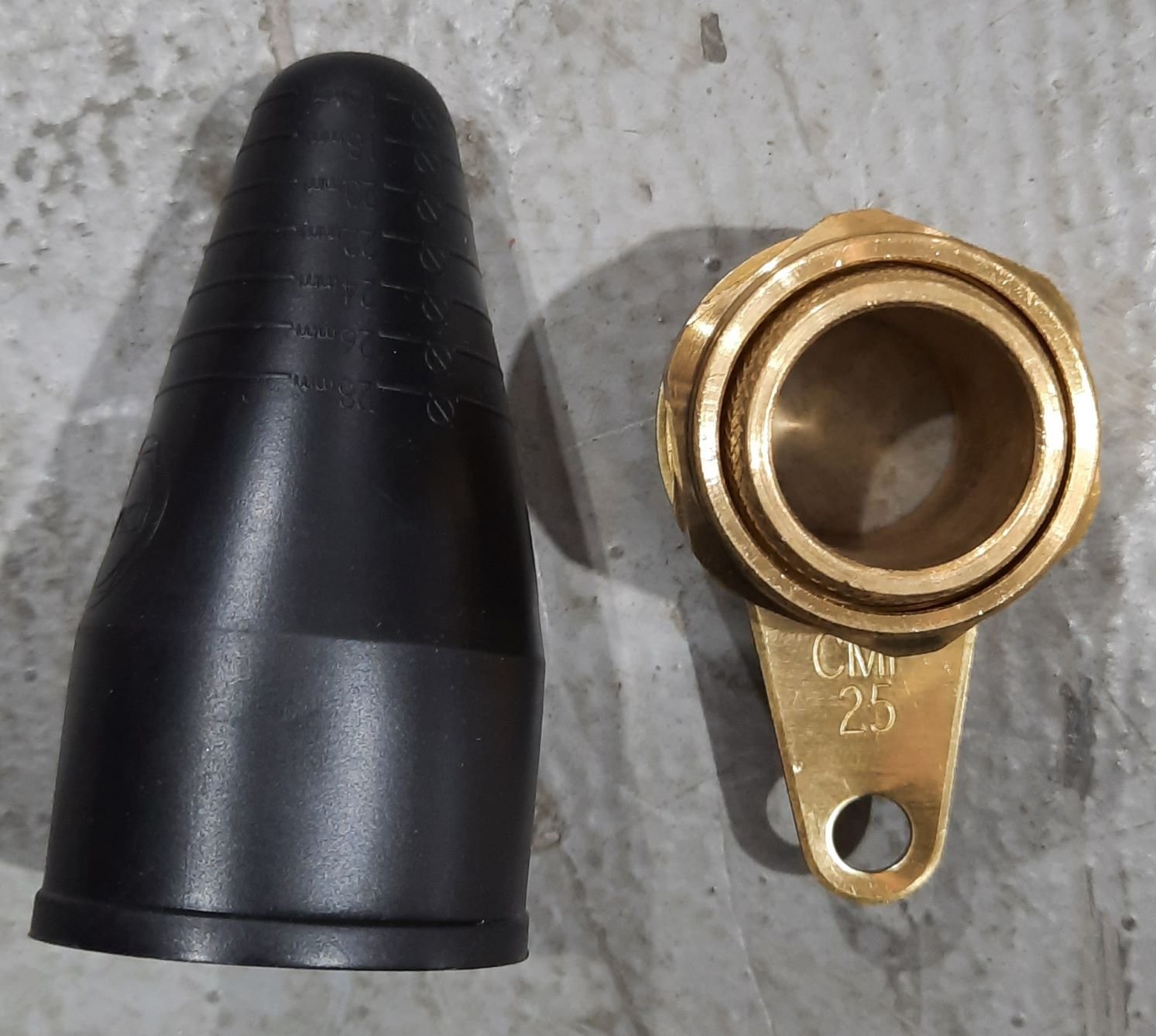 GLAND, ELECTRICAL CONDUIT, BRASS, BW, w/ EARTH TAG